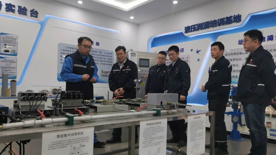 天津钢管集团全国劳动模范荣彦明在炼铁作业部杜建华创新工作室参观学习